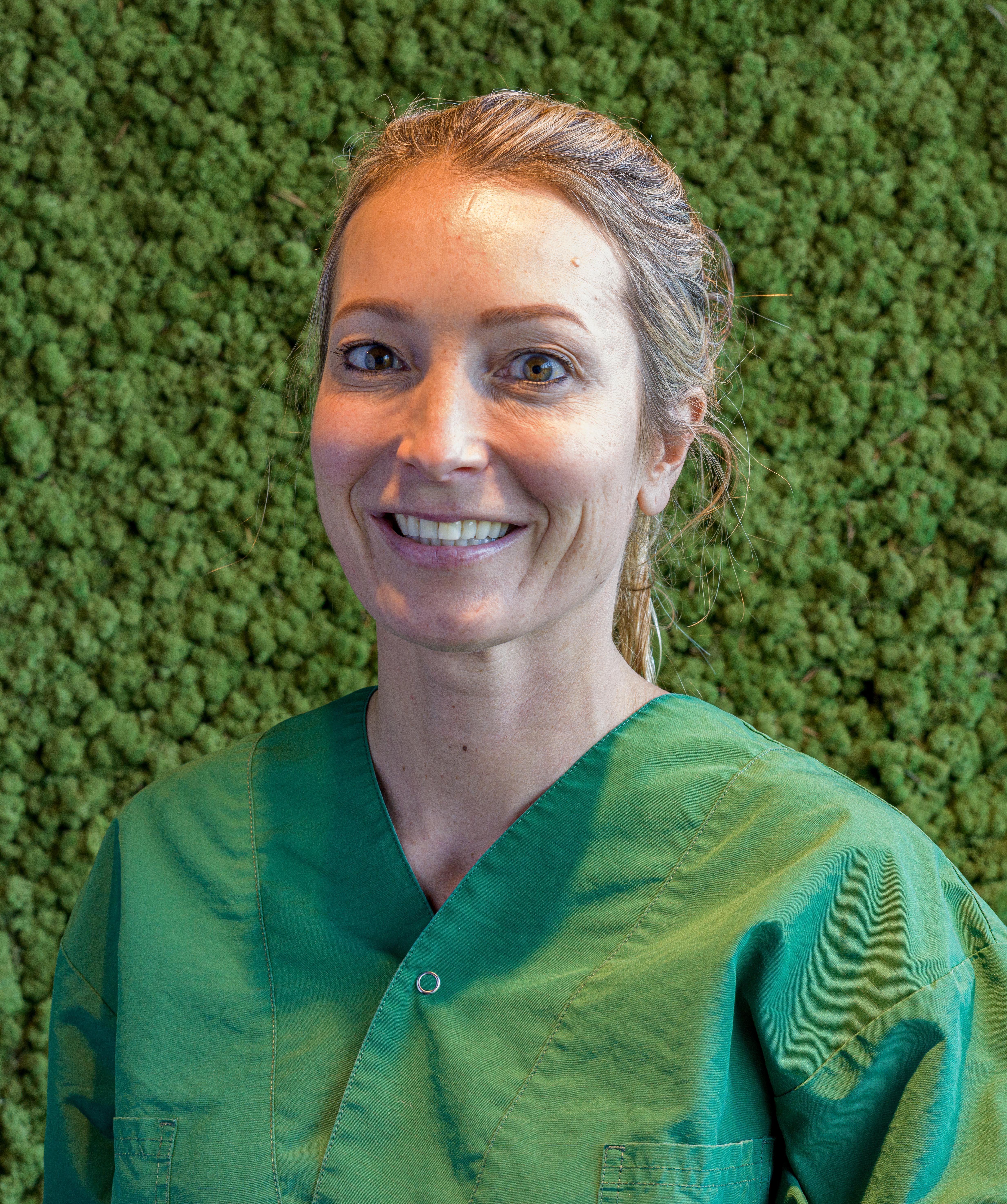 pasfoto van Dr. L. Hoekstra